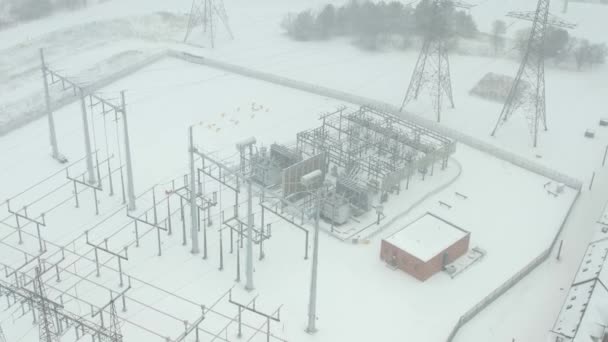 Elektrisch Onderstation Elektrisch Net Van Hoogspanningsleidingen Draden Bij Wintersneeuwstorm Transmissie — Stockvideo
