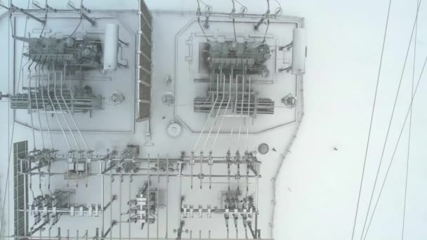 Hoogspanningsonderstation Met Pylonen Verdeelkabels Bij Wintersneeuwstorm Transformatiestation Elektriciteitsnetwerk Naar Vitale — Stockvideo