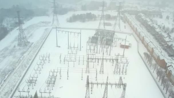 Estação Rede Elétrica Alta Tensão Tempestade Inverno Pylons Cabos Alimentação — Vídeo de Stock