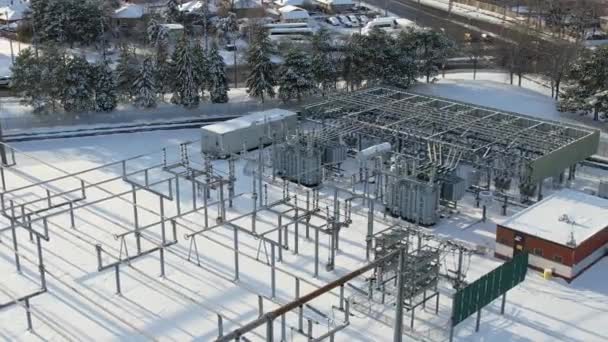 Hoogspanningsnet Winter Pylons Hoogspannings Distributiekabels Ontwikkeling Van Infrastructuur Van Transformatiestations — Stockvideo