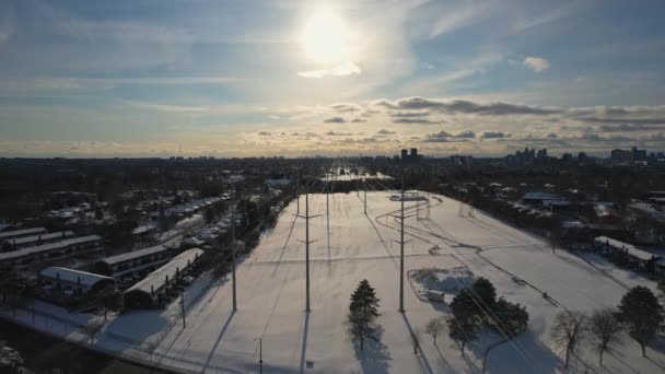 Υψηλής Τάσης Πυλώνας Ηλεκτρικού Ρεύματος Στο Χειμερινό Απογευματινό Φόντο Διεθνές — Αρχείο Βίντεο