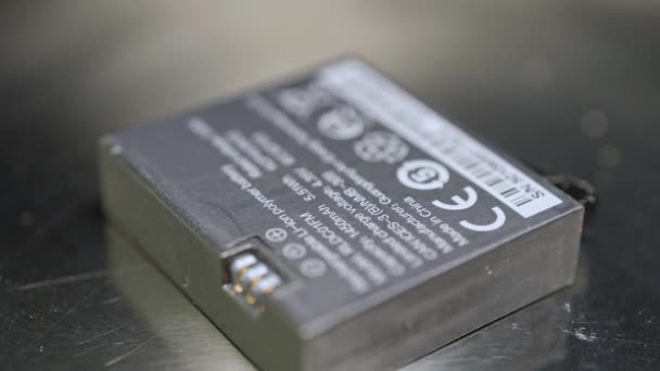 Widok Bliska Zużytą Baterię Selektywnym Ustawianiem Ostrości Bateria Recyklingu Promowanie — Wideo stockowe