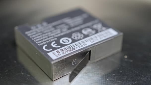 在中国制造的充电式离子聚合物电池 用于动作相机和小型运动相机 电气用高性能充电电池 加拿大安大略省多伦多 2024年3月23日 — 图库视频影像