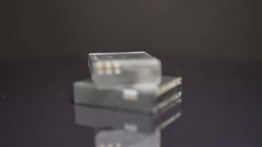 Akıllı telefonlar, küçük aksiyon kameraları, grafen, katı hal, lityum sülfür ve hızlı şarj teknolojileri için taşınabilir pil yenilikleri. Seyahat kameramanı tarafından kullanılan ekipmanlar için güç çözeltisi.