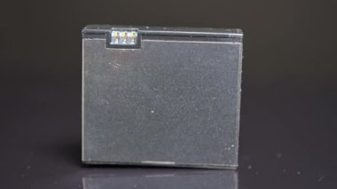 Akıllı telefonlar, küçük aksiyon kameraları, grafen, katı hal, lityum sülfür ve hızlı şarj teknolojileri için taşınabilir pil yenilikleri. Seyahat kameramanı tarafından kullanılan ekipmanlar için güç çözeltisi.