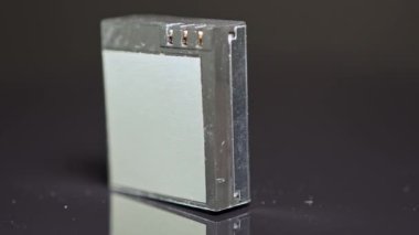 Akıllı telefonlar, küçük aksiyon kameraları, grafen, katı hal, lityum sülfür ve hızlı şarj teknolojileri için taşınabilir pil yenilikleri. Seyahat kameramanı tarafından kullanılan ekipmanlar için güç çözeltisi.