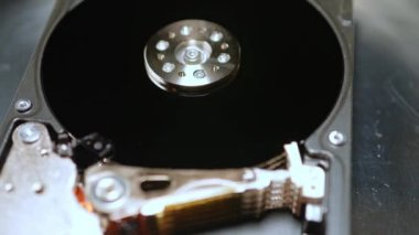 HDD, makro yakın çekim sabit disk rotasyonu, sığ alan derinliği. Bilgisayar sabit sürücüsünün siber güvenlik konsepti. Pc hdd 'yi dahili mekanik ve elektrik parçalarıyla parçalarına ayır.