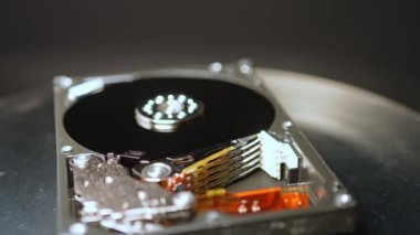 Bilgisayar sabit diski aç. Kişisel bilgisayar işletim sistemi ve özel bilgi yüklemek için kullanılır. Çalışan yazılım ve donanım için sürücü kurulumu. HDD makrosu iç yapıyı kapat