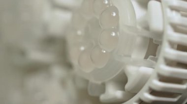 Büyüyen ampul, tam spektrumlu büyüyen lamba. Enerji santralin ışıklarını tohumlama ve büyüme için saklıyor. Bitki yetiştirme ve ürün kalitesi için kullanılır. Evde bitki yetiştirme hobisi.