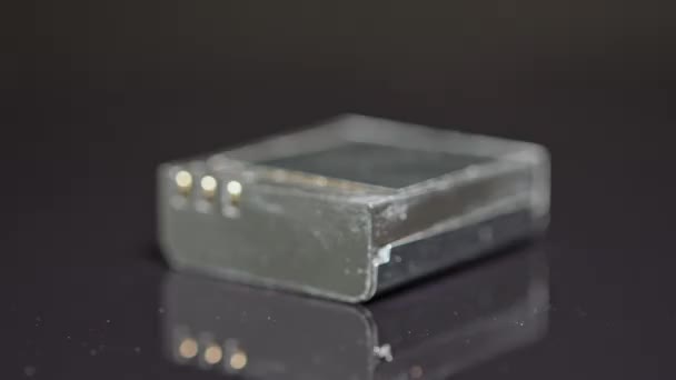 在中国制造的充电式离子聚合物电池 用于动作相机和小型运动相机 高性能充电电池 为小型电子设备和动作相机提供动力 长期能源 — 图库视频影像