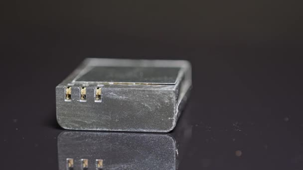 在中国制造的充电式离子聚合物电池 用于动作相机和小型运动相机 高性能充电电池 为小型电子设备和动作相机提供动力 长期能源 — 图库视频影像