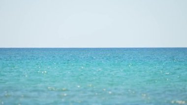 Providence Körfezi manzarasının inanılmaz temiz suları Huron Gölü, Manitoulin Adası, Ontario, Kanada. Geniş kıyı şeridi ve berrak sular burayı yerli ve turistler için popüler bir yer haline getiriyor..