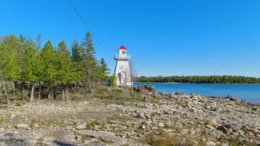 Ontario, Manitoulin Adası 'ndaki Güney Baymouth Sıradağları Cephesi Deniz Feneri, tarihi öneme sahip gemilere rehberlik eden bir deniz gözcüsü olarak duruyor..