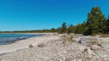 Providence Bay manzaralı, Huron Gölü, Manitoulin Adası, Ontario, Kanada. Dünyanın en uzun tatlı su plajları. Tatil aktiviteleri, güneşlenme, yüzme ve plaj taraması için resim gibi bir ortam..