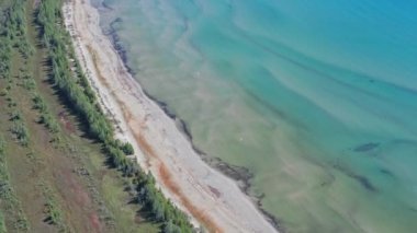 Kanada, Ontario, Huron Gölü 'ndeki Manitoulin Adası' nın kuzey kıyılarında yer alan Michael Körfezi sularının görkemli hava manzarası. Huzurlu kaçış doğanın kucağına. Manzaralı güzelliğiyle tanınan.