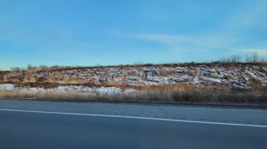 Bakış açısı, sağ taraf araba manzarası. 401 nolu otoyolun doğu tarafındaki POV sürücü plakası. Kanada 'nın yolları. Kırsal macera kış manzarası.