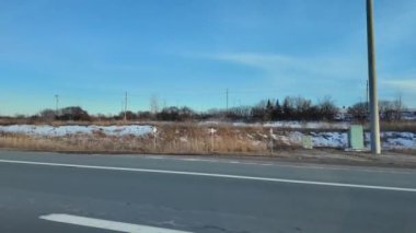 Bakış açısı, sağ taraf araba manzarası. 401 nolu otoyolun doğu tarafındaki POV sürücü plakası. Kanada 'nın yolları. Kırsal macera kış manzarası.