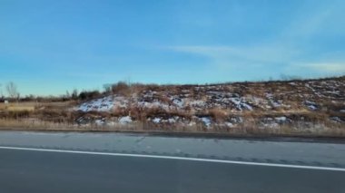 Bakış açısı, sağ taraf araba manzarası. 401 nolu otoyolun doğu tarafındaki POV sürücü plakası. Kanada 'nın yolları. Kırsal macera kış manzarası.