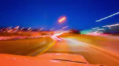 Akşamları trafik ışıklarındaki hızlı arabanın zamanı. Şehir merkezinde şehir hayatı, otoyoldaki şehir ışıkları, yol ulaşımı. Gece boyunca uzun süreli gezintiler..