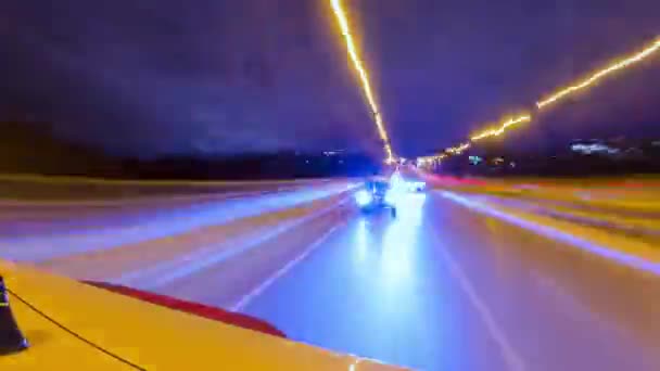 オンタリオ州トロントのダウンタウンのスピードカードライブの明るいモーションタイムラプス 車から道路へのバックビュー 建物や車両からの長い露出光トレイル — ストック動画