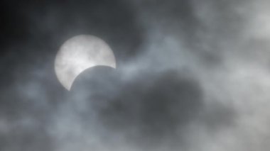 Tam güneş tutulması gerçek zamanlı olarak 8 Nisan 2024 'te Ontario Kanada' da gerçekleşecek. Ay, Güneş 'in ışığını engelleyerek Dünya' nın yüzeyine gölge düşürür. Güneş tutulması kara bulutlardaki bütünlük anı.