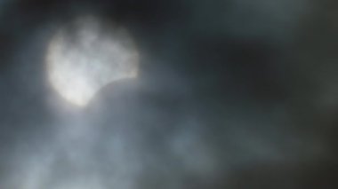 Güneş tutulması. Ay, güneşin önünde bütüne doğru hareket ediyor. Ontario, Kanada. Kuzey Amerika ve Kanada 'da tam güneş tutulması. Bilimsel astronomik doğal fenomen. Ay gölgesi.