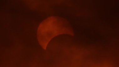 Gerçek Güneş Tutulması 'nın başlangıcı. Güneş tutulmasının bulutlara yansıması, ay güneş ışığını kaplamaya başlar. Çekimler ya da gerçek Toplam Güneş tutulması 8 Nisan 2024 'te Kanada' da gerçekleşti..