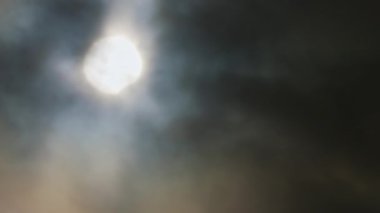 Güneş tutulması. Ay, güneşin önünde bütüne doğru hareket ediyor. Ontario, Kanada. Kuzey Amerika ve Kanada 'da tam güneş tutulması. Bilimsel astronomik doğal fenomen. Ay gölgesi.