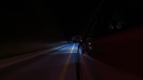 Araba Taksisi Yandan Zaman Aşımına Uğramış Aracın Yanından Tanınmayan Şehir — Stok video