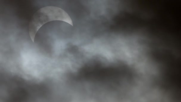 Momento Totalidad Del Eclipse Solar Tarde Nubes Oscuras Del Abril — Vídeos de Stock