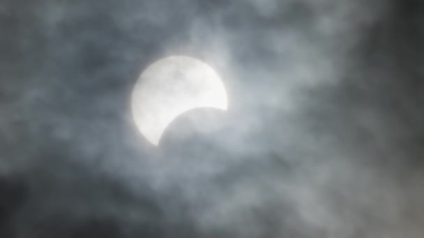 Napfogyatkozás Valós Időben Teljessé Válik Hold Eltakarja Napot Árnyékot Teremtve — Stock videók