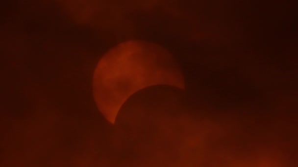 真正的日蚀开始了对日食在云中的描述 月亮开始遮蔽太阳光 影像或真正的日全食发生在2024年4月8日的加拿大 — 图库视频影像