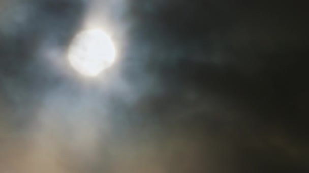 月亮在太阳前面移动 形成了一个整体 加拿大安大略省 北美和加拿大的日全食 科学的天文自然现象 月亮投下的阴影 — 图库视频影像