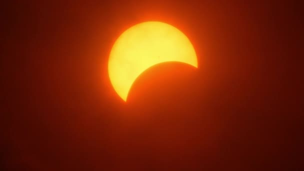 太陽の日食は リアルタイムで合計に達する 月は太陽を覆って影を作っている 世界の終わりを予測する アポカリプスティック アルマゲドン 地球上の時間と生命の終わり — ストック動画