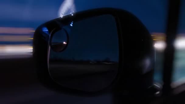 Reflektion Vägbelysning Nattetid Och Trafik Backspegeln Bilen Lång Exponering Timelapse — Stockvideo