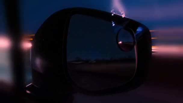 Odraz Nočních Dálničních Světel Provoz Zpětném Zrcátku Vozu Dlouhá Doba — Stock video