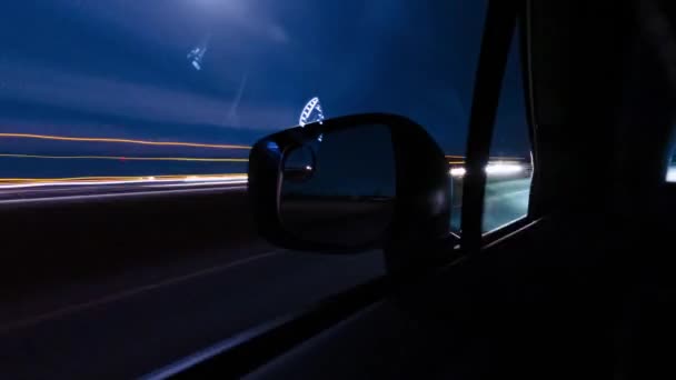 Gece Araba Sürerken Araba Aynası Cam Yansıması Otobanda Uzun Süreli — Stok video