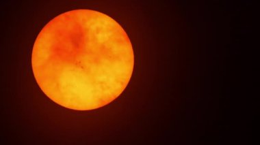 Kara bulutlarda büyücülük güneşi. Cadılar meclisi mitolojisi. Astroloji ve pagan dini kavramı. Ruhsal büyü büyücülük gelenekleri, yaşam enerjisi aydınlanma ve ölüm döngüsü..
