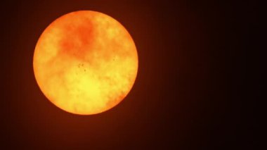 Kara bulutlarda büyücülük güneşi. Cadılar meclisi mitolojisi. Astroloji ve pagan dini kavramı. Ruhsal büyü büyücülük gelenekleri, yaşam enerjisi aydınlanma ve ölüm döngüsü..