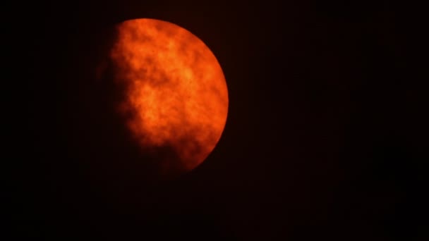 Krwawe Słońce Pokryte Czarnymi Chmurami Apokaliptyczny Armagedon Przewidywanie Koncepcji Końca — Wideo stockowe