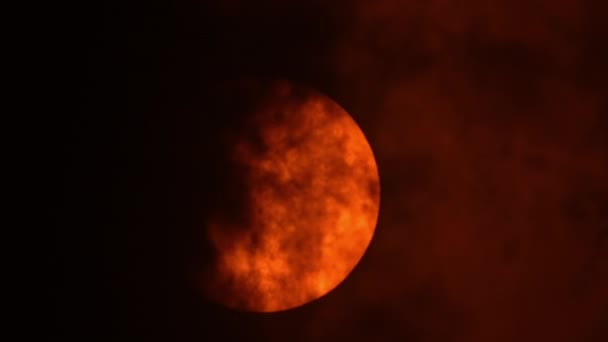 Кровавое Солнце Покрыто Черными Облаками Апокалиптический Армагеддон Предсказание Конца Света — стоковое видео