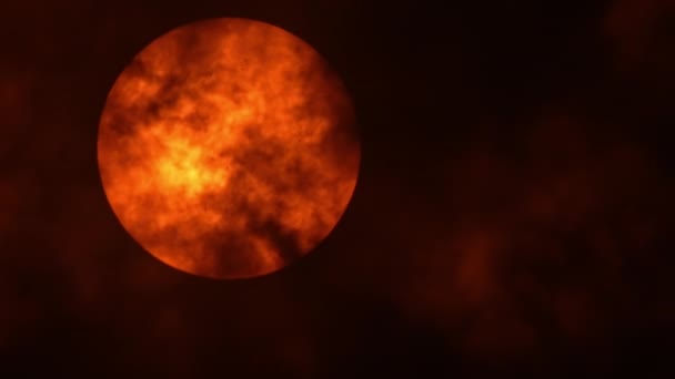 血淋淋的太阳被乌云覆盖着 启示录 世界末日 与世界终结概念的预测 地球上时间和生命的终结 夏季大气中的热浪与大圆盘的景象 — 图库视频影像