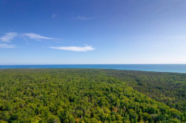 Huron Gölü Misery Körfezi suları ve yukarıdan yeşil bitki havası manzarası. Çeşitli yolların ve vahşi yaşamın keşfi için. Doğayla uyum. Huron Gölü 'nün muhteşem manzarası. Büyük Kanada gölleri.