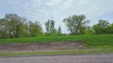 Plaka sağ taraftaki araba manzaralı. Yolcu penceresi yan manzaralı, POV 401 otobanında seyahat sırasında araba kullanıyor. Kanada 'nın yolları. Araba yolda gidiyor. Kırsal macera manzarası. Uzun yolculuk.