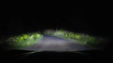 Zifiri karanlıkta yol kenarında gece yol alırken sadece farlar açıktı. Kırsal kesimde seyahat ederken. Kayalık bir off-road pistinde çakıllı toprak yolda ilerliyorum..