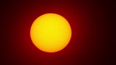 Güneşin yüzeyinde bir güneş lekesi görüntüsü. Güneş yüzeyindeki güçlü manyetik alanlar güneş patlamaları ve koronal kütle atımları, CME. Apocalyptic, kıyamet günü dünyanın sonu. Gerçek zamanlı görüntüler..