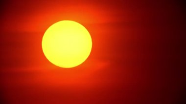 Kara bulutlarla kaplı kanlı güneş. Apocalyptic Armageddon ve Dünyanın Sonu kavramı öngörüsü. Dünya 'da zamanın ve yaşamın sonu. Yaz atmosferinde sıcak hava dalgası ve büyük yuvarlak güneş diski manzarası.