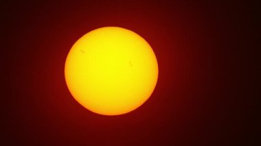 Güneşin yüzeyinde bir güneş lekesi görüntüsü. Güneş yüzeyindeki güçlü manyetik alanlar güneş patlamaları ve koronal kütle atımları, CME. Apocalyptic, kıyamet günü dünyanın sonu. Gerçek zamanlı görüntüler..
