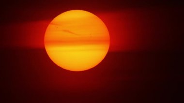 Kara bulutlarla kaplı kanlı güneş. Apocalyptic Armageddon ve Dünyanın Sonu kavramı öngörüsü. Dünya 'da zamanın ve yaşamın sonu. Yaz atmosferinde sıcak hava dalgası ve büyük yuvarlak güneş diski manzarası.