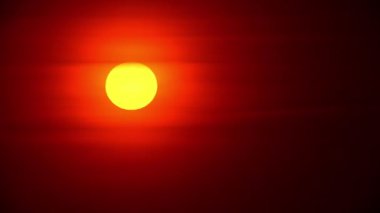 Kara bulutlarla kaplı kanlı güneş. Apocalyptic Armageddon ve Dünyanın Sonu kavramı öngörüsü. Dünya 'da zamanın ve yaşamın sonu. Yaz atmosferinde sıcak hava dalgası ve büyük yuvarlak güneş diski manzarası.